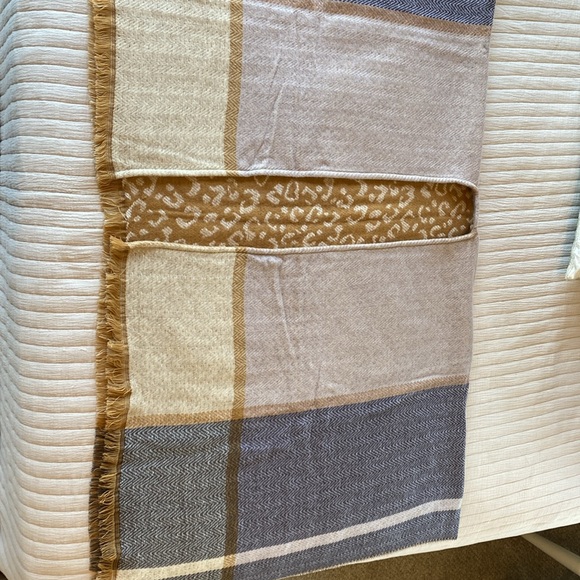 Scoop reversible poncho scarf - Picture 4 of 12